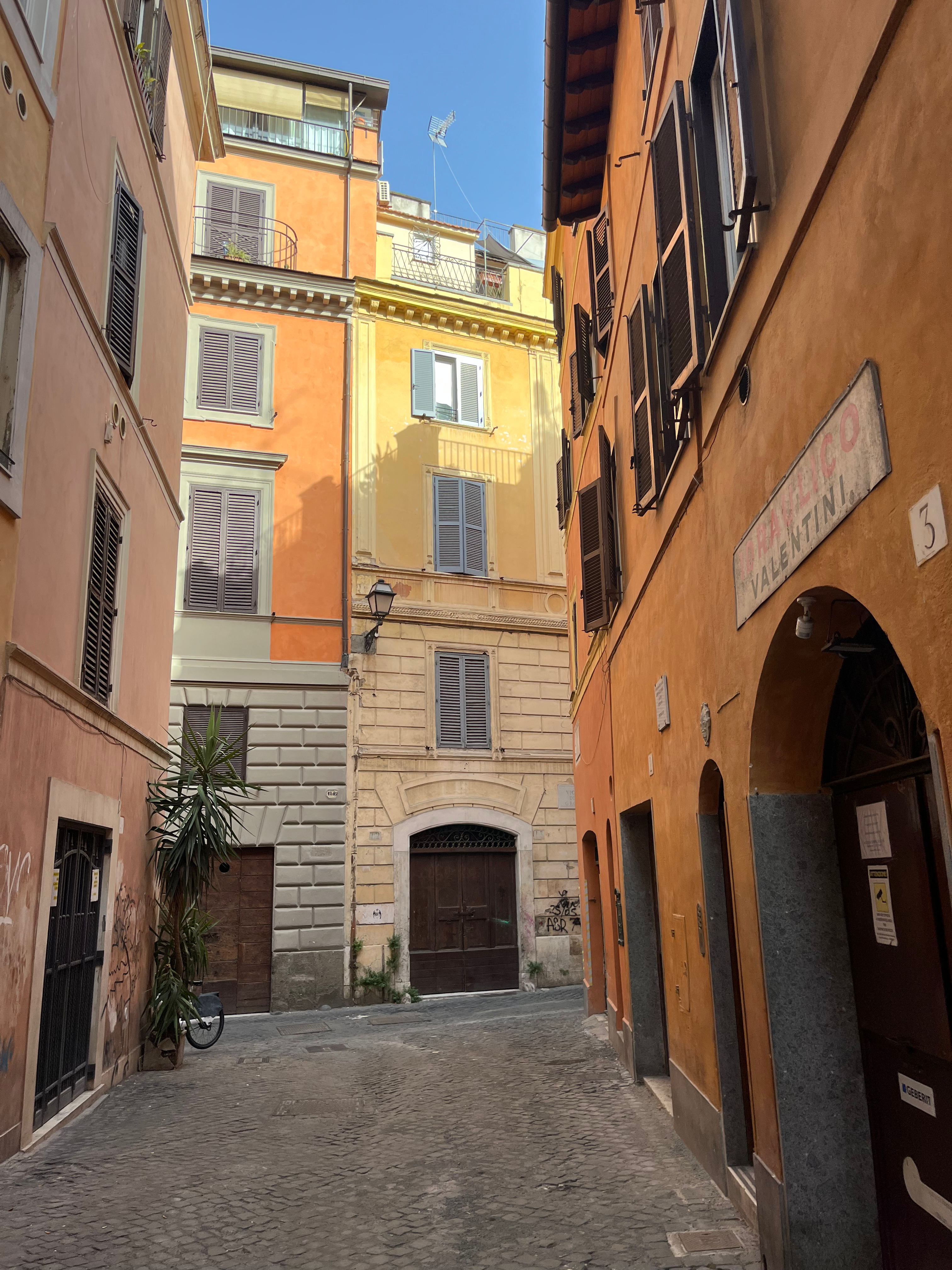 Vicolo del Giglio is a quiet alley sandwiched between Campo de’ Fiori and Piazza Capo di Ferro.
